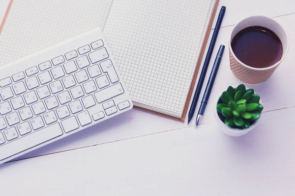 Ovanifrån bild av öppen anteckningsbok med tomma sidor bredvid kopp kaffe på träbord. redo att lägga till text eller mockup. — Stockfoto