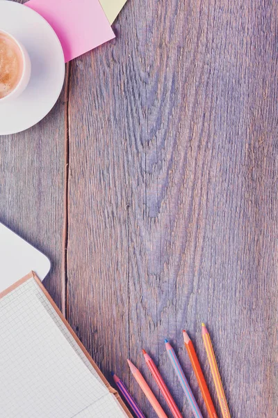 Vista dall'alto immagine di notebook aperto con pagine bianche accanto a tazza di caffè su tavolo di legno. pronto per l'aggiunta di testo o mockup. — Foto Stock