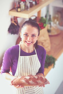 Lezzetli taze ekmek mutfağında tutan genç kadın. Genç kadın. taze ekmek