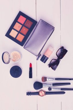 Makyaj fırçası ve kozmetik ürünleri, beyaz arka planda.