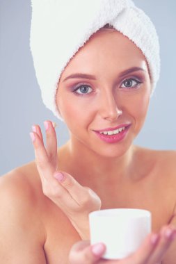 Güzel bir kadın, üzerinde mavi arka plan izole portre. Güzel bir kadın.