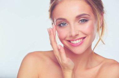 Beyaz arka planda güzel bir kadının portresi .