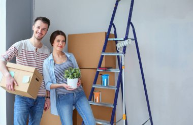 Mutlu genç çift açma veya kutu ambalaj ve yeni evine taşıdıktan.