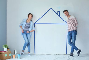 Duvar boyalı ev önünde bir çift gördüm. Genç çift