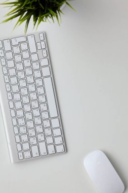 Modern beyaz dizüstü bilgisayar üretim tesisi ile.