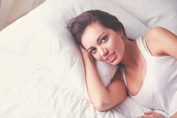 Pretty woman lying in bed at home. Pretty woman. — Stock Photo, Image