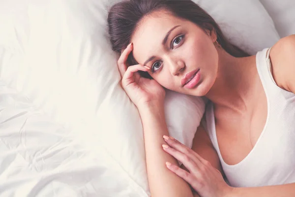 Pretty woman lying in bed at home. Pretty woman. — Stock Photo, Image