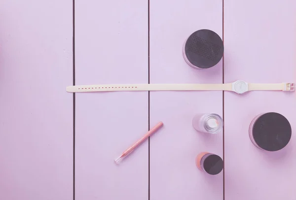 Montre élégante avec cosmétiques, sur table en bois — Photo