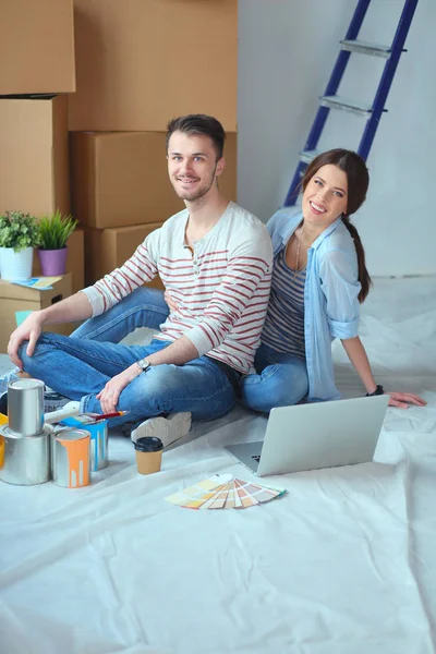 Молодая пара, сидящая на полу своей новой квартиры. Молодая пара — стоковое фото
