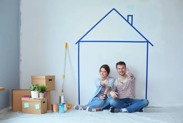 Vergadering in de voorkant van de geschilderde huis op muur (echt) paar — Stockfoto