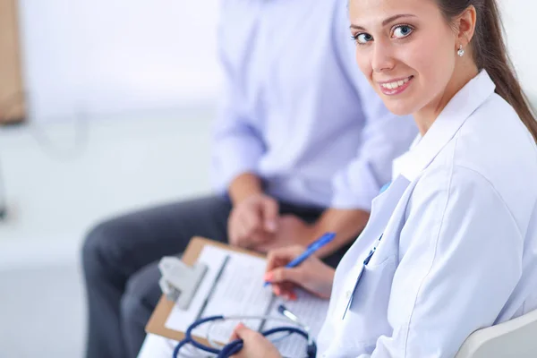 Retrato de una joven doctora sentada en el escritorio del hospital. doctora . —  Fotos de Stock