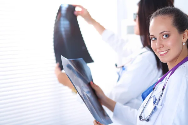 Jeune groupe de médecins qui regardent la radiographie — Photo