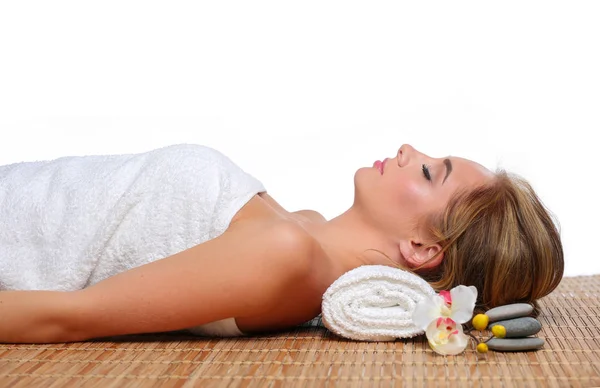 Gros plan d'une jolie jeune femme recevant un massage  . — Photo