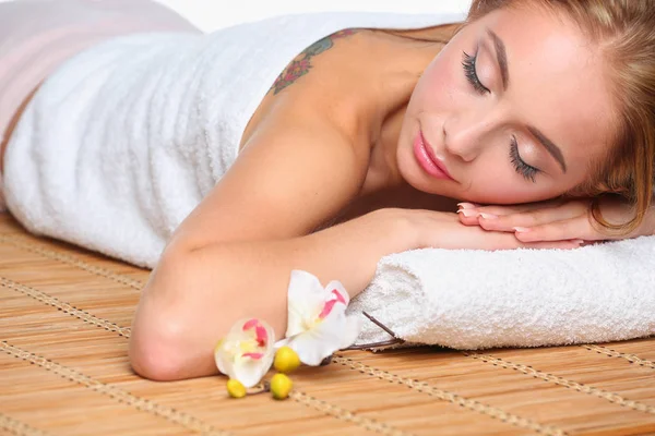 Närbild av en attraktiv ung kvinna får massage . — Stockfoto