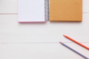 Tahta masada boş sayfaları olan açık defterin en üstteki görüntüsü. Metin ya da model eklemeye hazır.