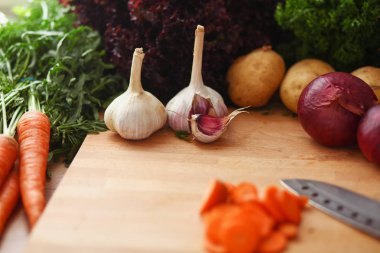 Mutfaktaki masanın üstünde sebzeler var. .