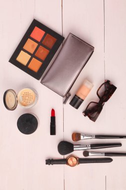Makyaj fırçası ve kozmetik ürünleri, beyaz arka planda.
