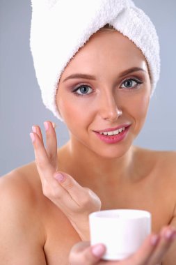 Güzel bir kadın, üzerinde mavi arka plan izole portre. Güzel bir kadın.