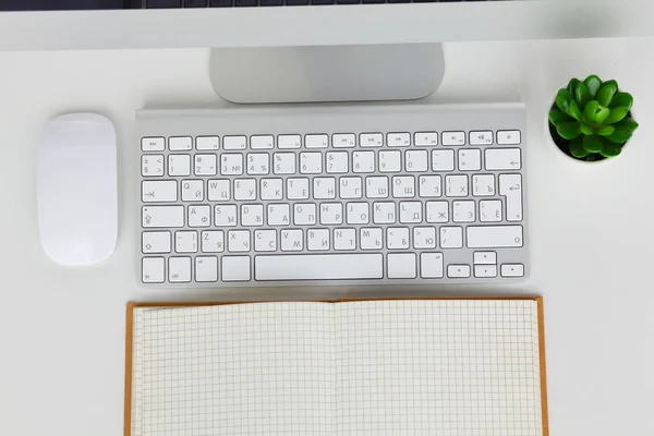 Laptop och kaffekopp på träbord. — Stockfoto