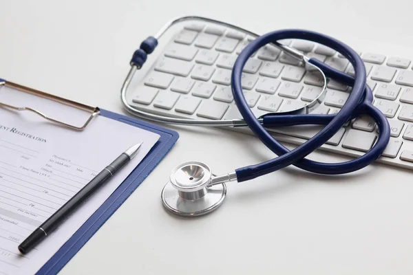 Tablet PC y equipos médicos, concepto de tecnología médica. Estetoscopio — Foto de Stock
