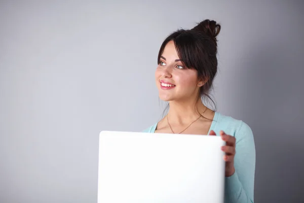 Retrato de una atractiva joven morena de moda. joven morena mujer . — Foto de Stock