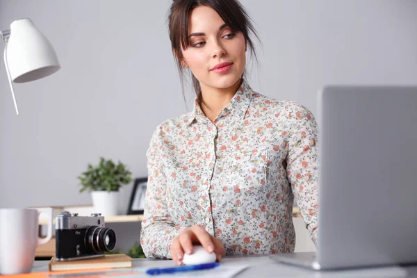 Retrato de una joven sentada en el escritorio. mujer joven — Foto de Stock