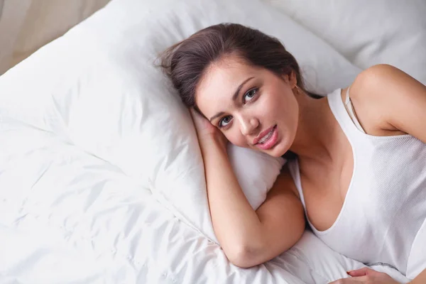 Mooie vrouw in bed thuis liggen. Mooie vrouw. — Stockfoto