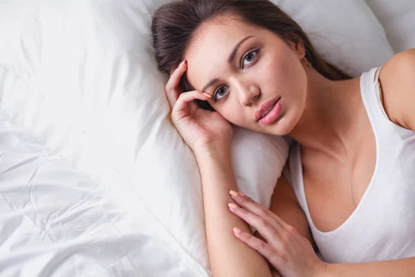 Mooie vrouw in bed thuis liggen. Mooie vrouw. — Stockfoto