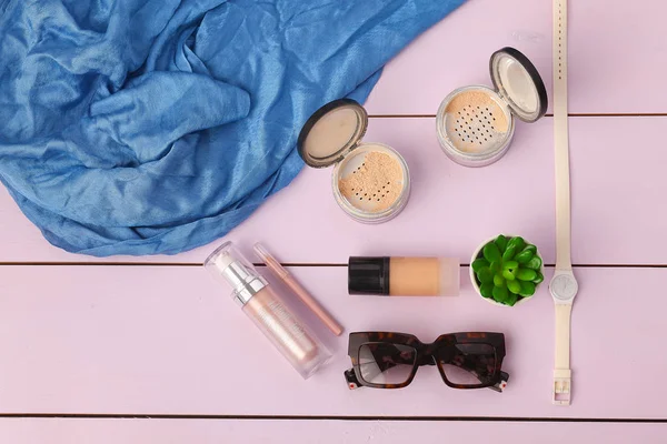 Sonnenbrille, Kosmetik-Make-up und Essentials auf Holzgrund. — Stockfoto