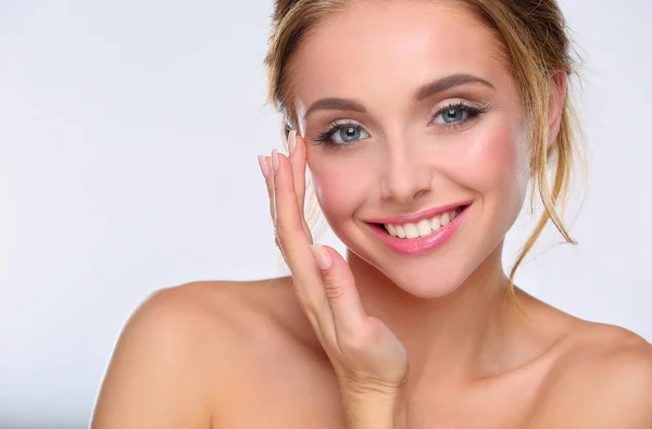 Portret van een mooie vrouw op een witte achtergrond . — Stockfoto