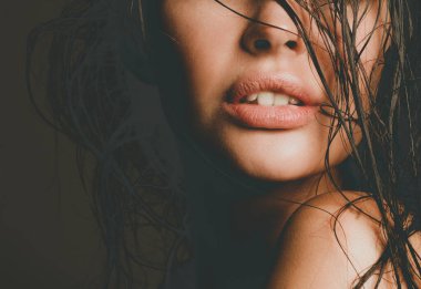 Moda makyajlı genç bir kadının portresi.