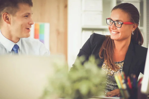 Créateurs de mode travaillant en studio assis sur le bureau — Photo