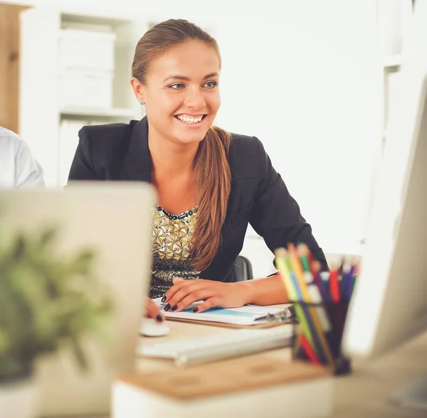 Modedesigner, die im Atelier arbeiten, sitzen am Schreibtisch — Stockfoto