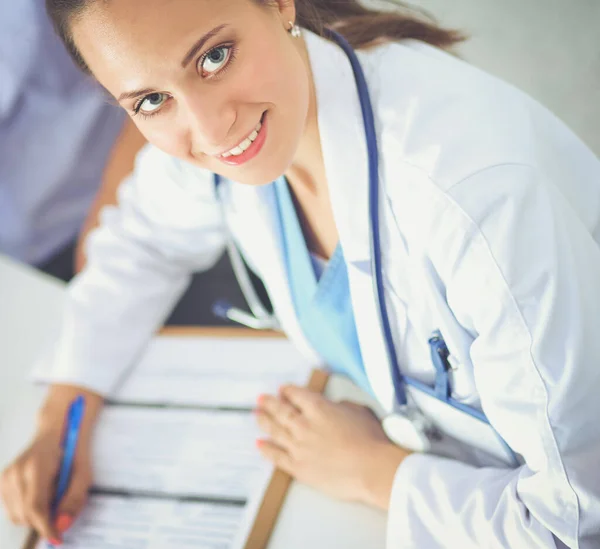Lekarz kobieta siedzi z męskim pacjentem przy biurku — Zdjęcie stockowe
