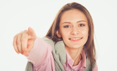 Genç bir kadın beyaz arka planda seni işaret ediyor.