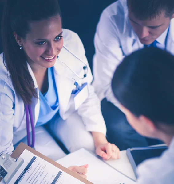 Um grupo de médicos dscussing detalhes do paciente. — Fotografia de Stock