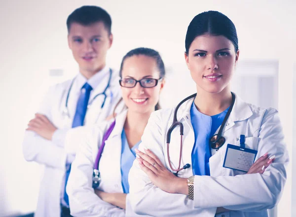 Portrait d'une équipe médicale souriante debout les mains croisées. — Photo