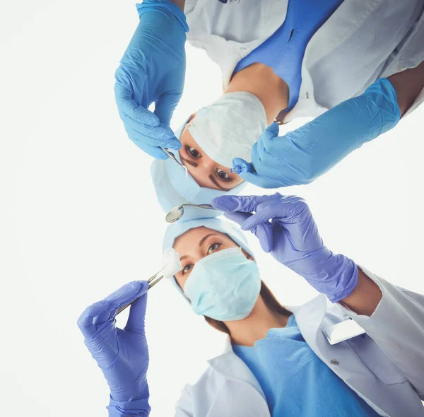 Zespół chirurgów, mężczyzna i kobieta w mundurkach ochronnych, czapkach i maskach — Zdjęcie stockowe