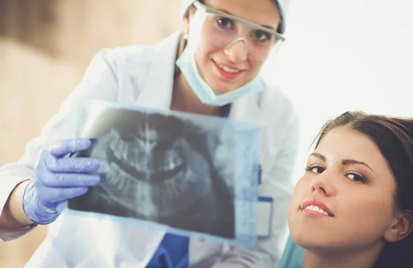 Mulher dentista trabalhando em seus pacientes dentes — Fotografia de Stock