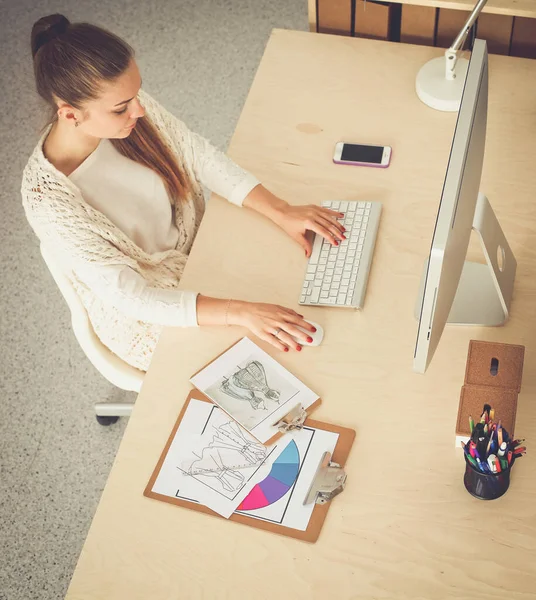 Diseñadores de moda trabajando en el estudio sentados en el escritorio — Foto de Stock