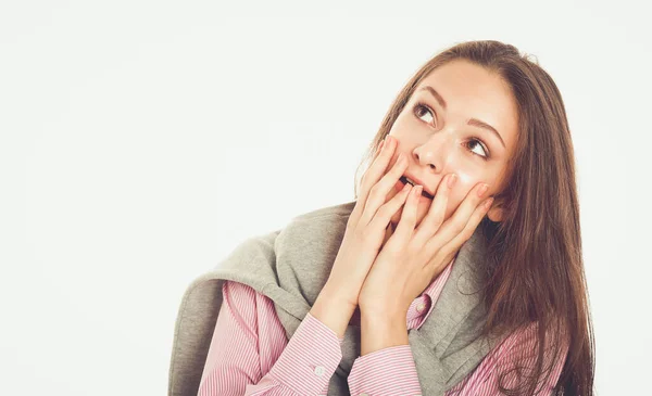 Porträt einer schönen jungen Frau, die denkt, isoliert auf weißem Hintergrund — Stockfoto