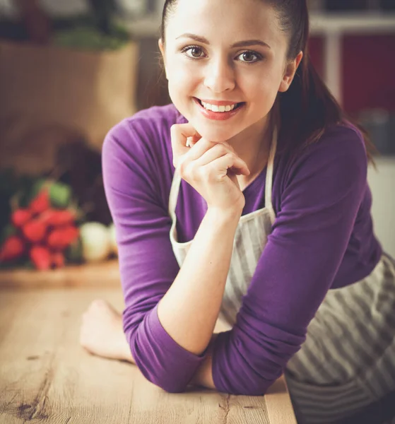 Молодая женщина, стоящая на кухне возле стола — стоковое фото