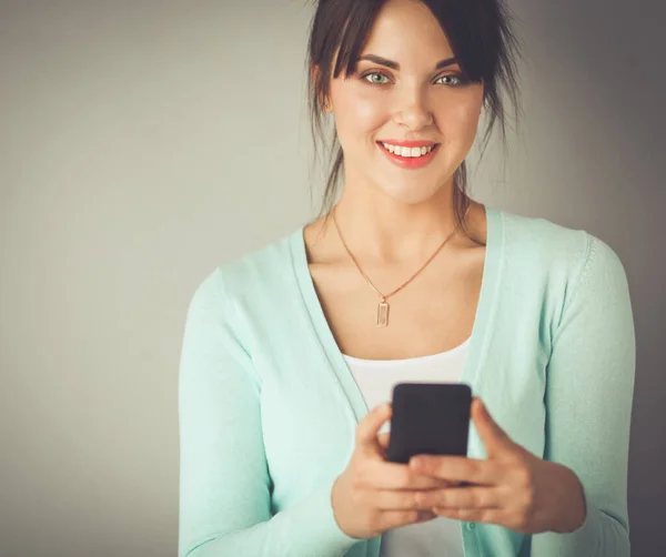 Frau benutzt und liest Smartphone — Stockfoto