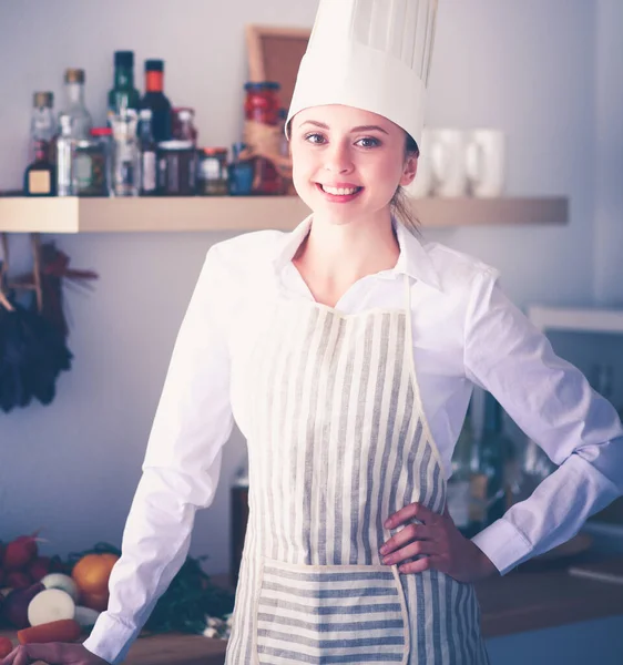 Retrato de mujer chef con uniforme en la cocina —  Fotos de Stock