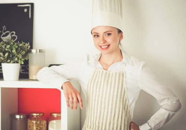 Chef kvinna porträtt med uniform i köket — Stockfoto