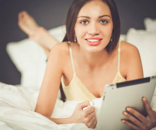 Kobiety używają tabletu na łóżku. — Zdjęcie stockowe