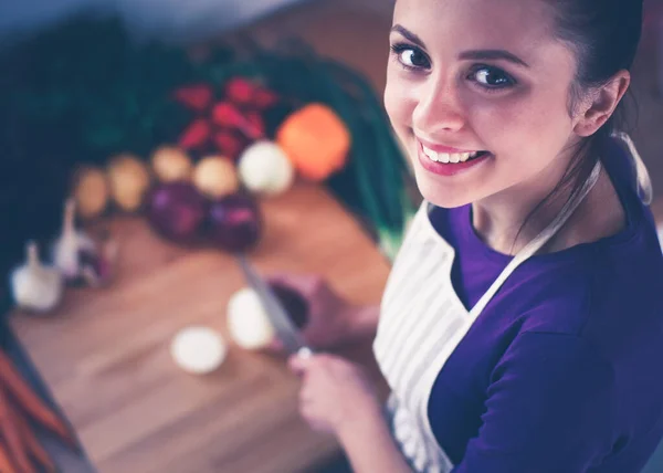 Молодая женщина готовит на кухне. — стоковое фото