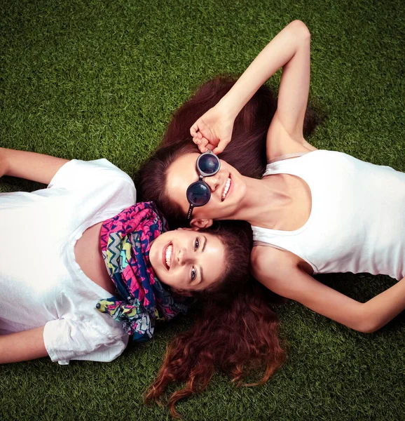 Attractive young girls relaxing on grass. — Stock Photo, Image