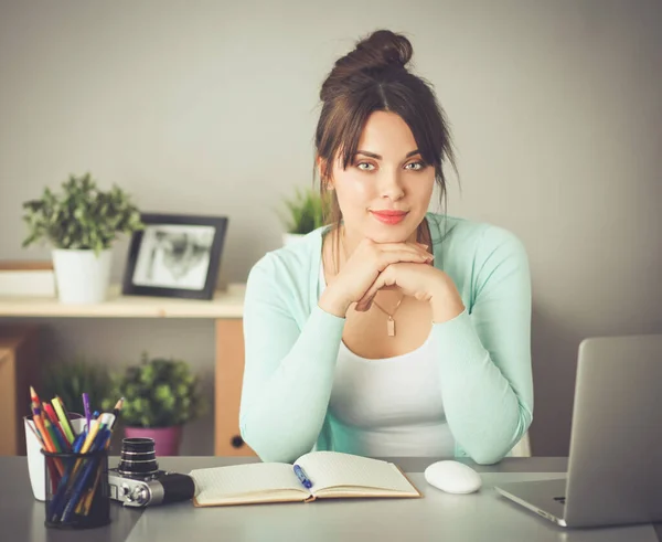 Portret van een zakenvrouw aan het bureau — Stockfoto