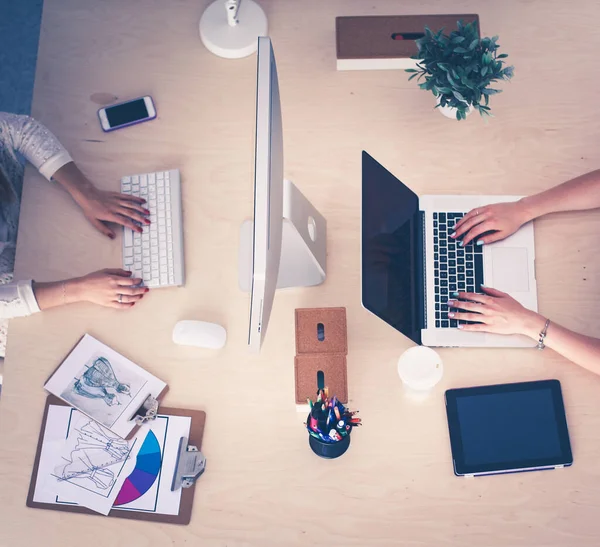 Vista superior de un equipo de negocios sentado en una mesa de discusión. Imagen De Stock